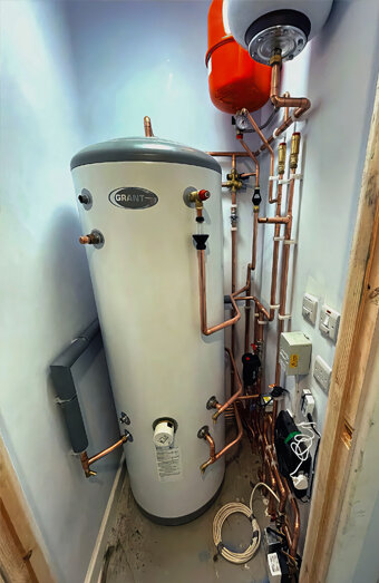 https://highwycombehotwater.com.au/uploads/2025/06/gas-hot-water-system-11703.jpg